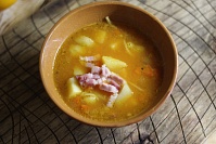 Тыквенный суп с копченым беконом и яичной лапшой.