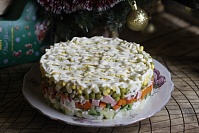 Слоеный салат «Оливье» - рецепт популярной закуски в новом оформлении