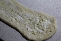 Чесночно-сырная плетенка с зеленью – рецепт пышной закусочной выпечки