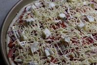Грибная пицца с ветчиной и томатами – рецепт тонкой пиццы с сочной начинкой.