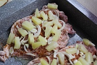 Запеченное мясо с ананасами и грибным гарниром.