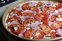 Грибная пицца с ветчиной и томатами – рецепт тонкой пиццы с сочной начинкой.