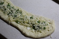 Чесночно-сырная плетенка с зеленью – рецепт пышной закусочной выпечки