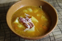 Тыквенный суп с копченым беконом и яичной лапшой.